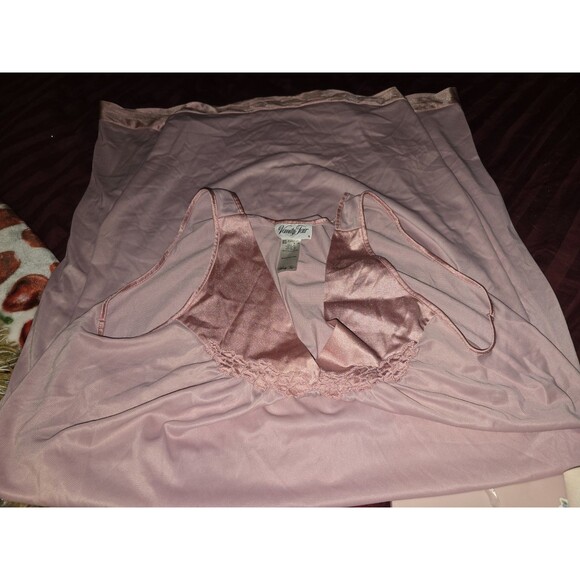 Vintage Vanity Fair Sissy Soft Nylon Embroidered Appliqué Pink Nightgown Small - Picture 1 of 4
